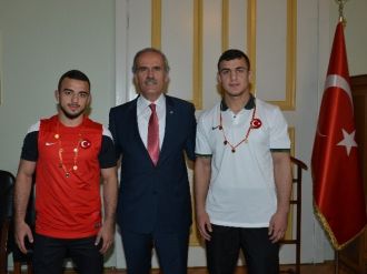 Avrupa Güreş Şampiyonu’na Ve İkincisine Başkan Altepe’den Altın