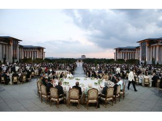 Cumhurbaşkanı Erdoğan, Cumhurbaşkanlığı Sarayı Personeline İftar Verdi