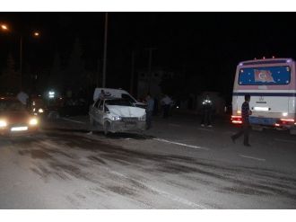 Dönüş Yapan Otobüse Otomobil Arkadan Çarptı: 4 Yaralı