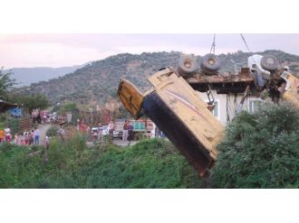 Kanala Uçan Kamyondan Yara Almadan Çıktı