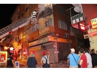 Eski Binanın Balkonu Çöktü