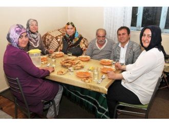 Başkan Çimen, Vatandaşların İftar Sofralarına Konuk Oluyor