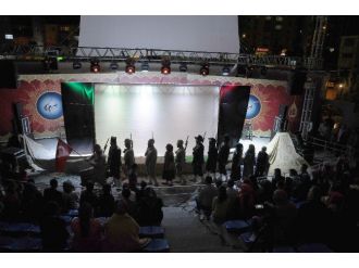 Çanakkale Tiyatrosu Duygulandırdı