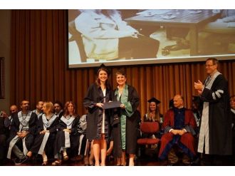 Dekan Anneden İşletme Mezunu Kızına Diploma