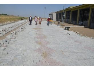 Erciş Belediyesi Tarafından Yeni Sanayi Sitesine Parke Taşı Döşeniyor