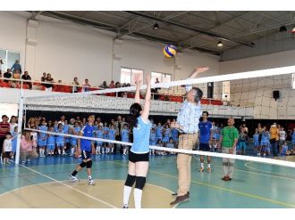 Voleybol Takımlarına Malzeme Dağıtıldı