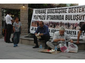 Kobani Direnişine Destek İçin Yeryüzü İftar Sofrası Kuruldu