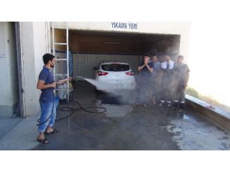 Oto Yıkamacıları Birbirlerini Islatarak Serinletiyor