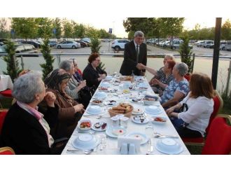 Başkan Karaosmanoğlu Huzurevi Sakinleriyle İftar Yaptı