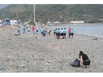 Marmaris’te Yabancı Rehberler Kıyı Temizliği Yaptı