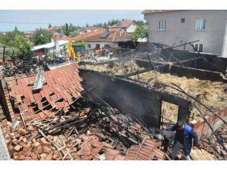 Uşak’ta Yıldırım Düşmesi Sonucu Yangın Çıktı