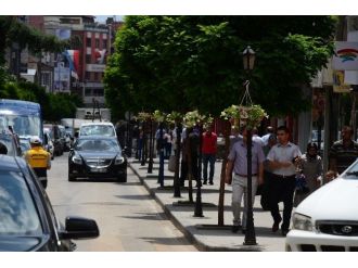 Kırıkkale’de Sokak Lambaları Rengarenk Çiçek Açtı