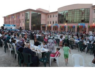 Yeşilyurt Belediyesi Meydan İftarını Bu Kez Toki’de Kurdu