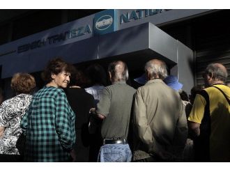 Yunanistan’da Emekliler Bir Kez Daha Bankalara Akın Etti