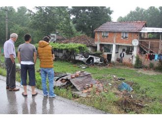 Aynı Evin Önüne Yine Otomobil Uçtu: 2 Yaralı