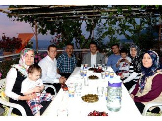 Dündar, Vatandaş Sofrasında İftar Açtı