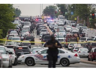 Washıngton’daki Tersane Binası Önünde Hareketli Saatler