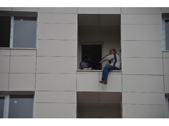 İnşaatın Balkonuna Çıkan Vatandaş, 12 Yaşındaki Çocuğu İle İntihar Etmeye Kalkıştı