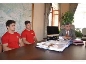 Vali Bektaş Şampiyon Güreşçileri Ağırladı