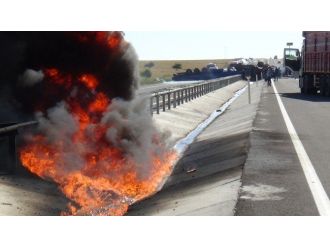 Devrilen Cam Yüklü Tır Yandı