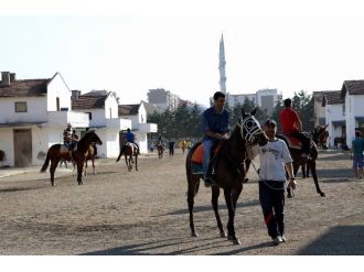 Paha Biçilmez Atlara Dört Dörtlük Hastane