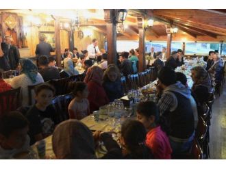 Ardahan Belediyesi, Şehit Yakınları, Gaziler Ve Anne Babasını Kaybeden Çocuklar Onuruna İftar Yemeği Verdi