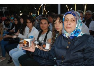 Su, Hurma Ve Kuru Kayısı İle İftar Yaptılar