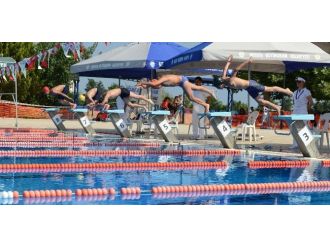 Yüzme Şenliklerinde Genç Sporcular Kulaç Attı