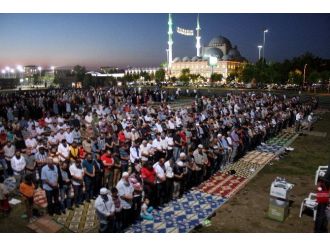 İftar Menüsünde Su, Ekmek, Hurma Ve Çorba