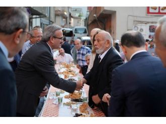 Sokak İftarına Katıldı, Enderun Usulü Teravih Kıldı