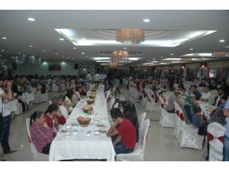 Yetimler Gülerse Dünya Güler