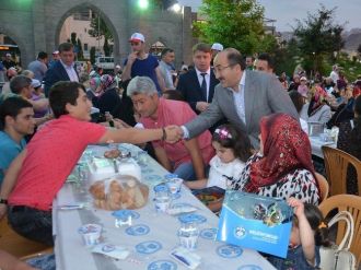 Trabzon’da Oruçlar Yetimlerle Açıldı