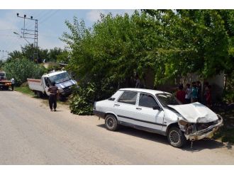 Kamyonet İle Otomobil Çarpıştı: 3 Yaralı