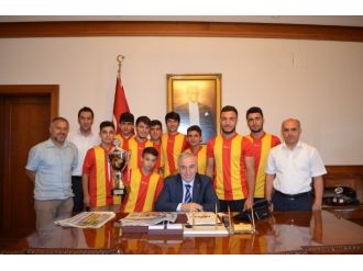 Şampiyonlar, Vali Kamçı’yı Ziyaret Etti