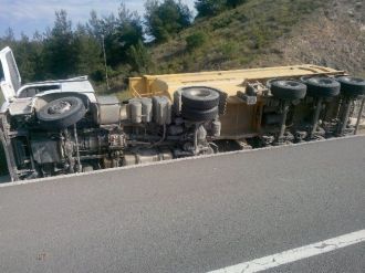 Duble Yolda Kil Yüklü Tır Devrildi, Sürücü Yaralandı