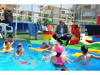 Balçovalı Çocuklar Yüzme Öğreniyor