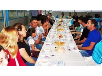 Lapseki’de Yetimlere Kardeşlik İftarı Verildi