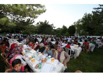 Yetim Ve Öksüzler İftarda Buluştu