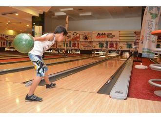 İzmit Belediyesi Yetim Çocuklar İçin Bowling Turnuvası Düzenledi