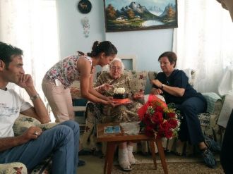 Büyükşehir’den 100 Yaşındaki Emine Nine’ye Sürpriz Doğum Günü Kutlaması