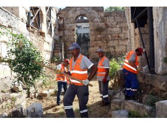 Kentteki Tarihi Yapılarda Temizlik Çalışmaları Başlatıldı