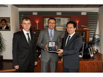 Başkan Tiryaki’ye Plaket