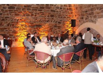 Sarıcaoğlu’ndan Çakallı Taşhan’da İftar Yemeği