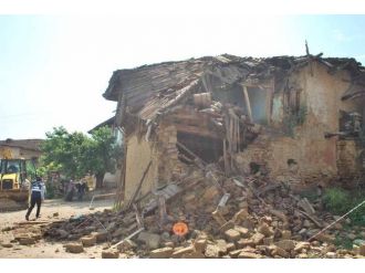 Belediye, Metruk Binalar Yıkmaya Devam Ediyor