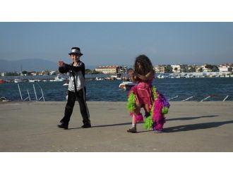 Burhaniye’de Küçük Dansçılara Büyük Alkış