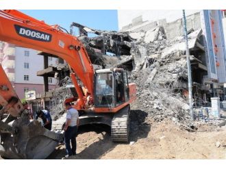 Van’da Binaların Yıkımı Sürüyor