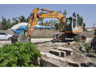 Yüksekova’da Yol Çalışmaları Sürüyor