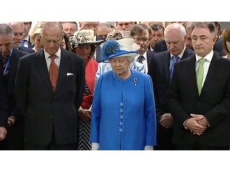 İngiltere Tunus Saldırısında Ölen İngilizler İçin Saygı Duruşunda