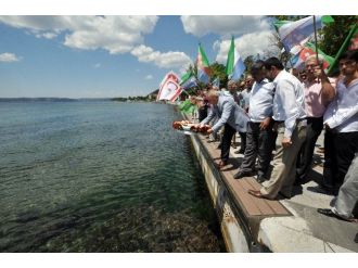 Çanakkale Mhp İl Başkanlığı Çin’i Kınamak İçin Denize Çelenk Bıraktı