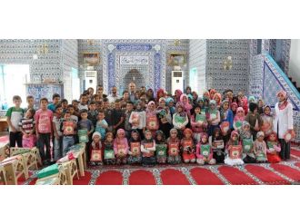 İnegöl Belediyesi Kuran Kursu Öğrencilerine Kitap Hediye Etti